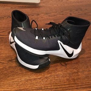 Nike Basketball sneakers Mens size =9